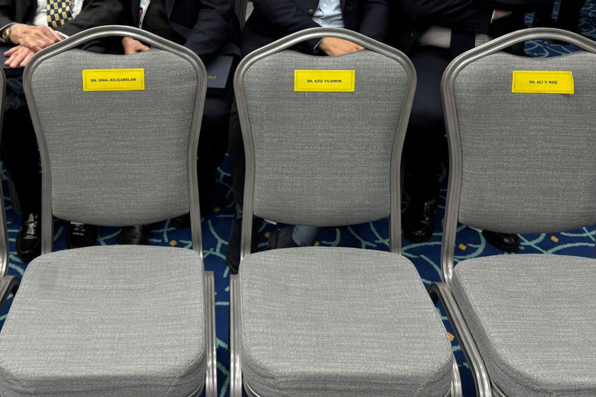 Soğuk savaş devam ediyor! Aziz Yıldırım, Ali Koç\'la kendisine ayrılan koltuğa oturmadı