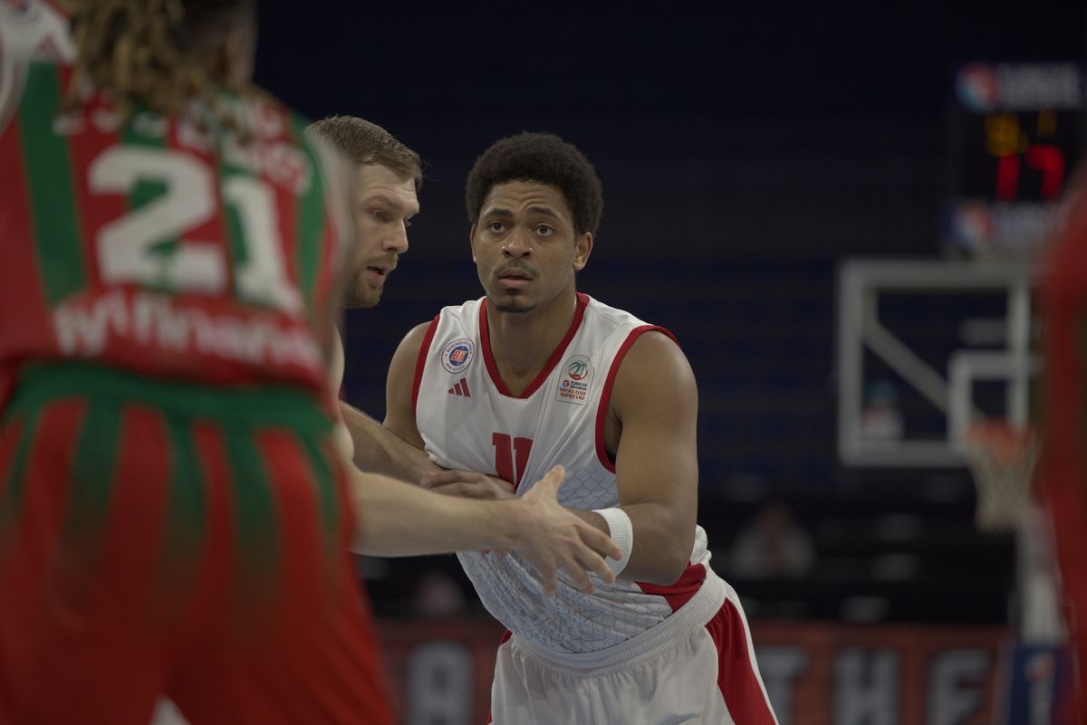 Bahçeşehir Koleji, Karşıyaka\'yı Yendi