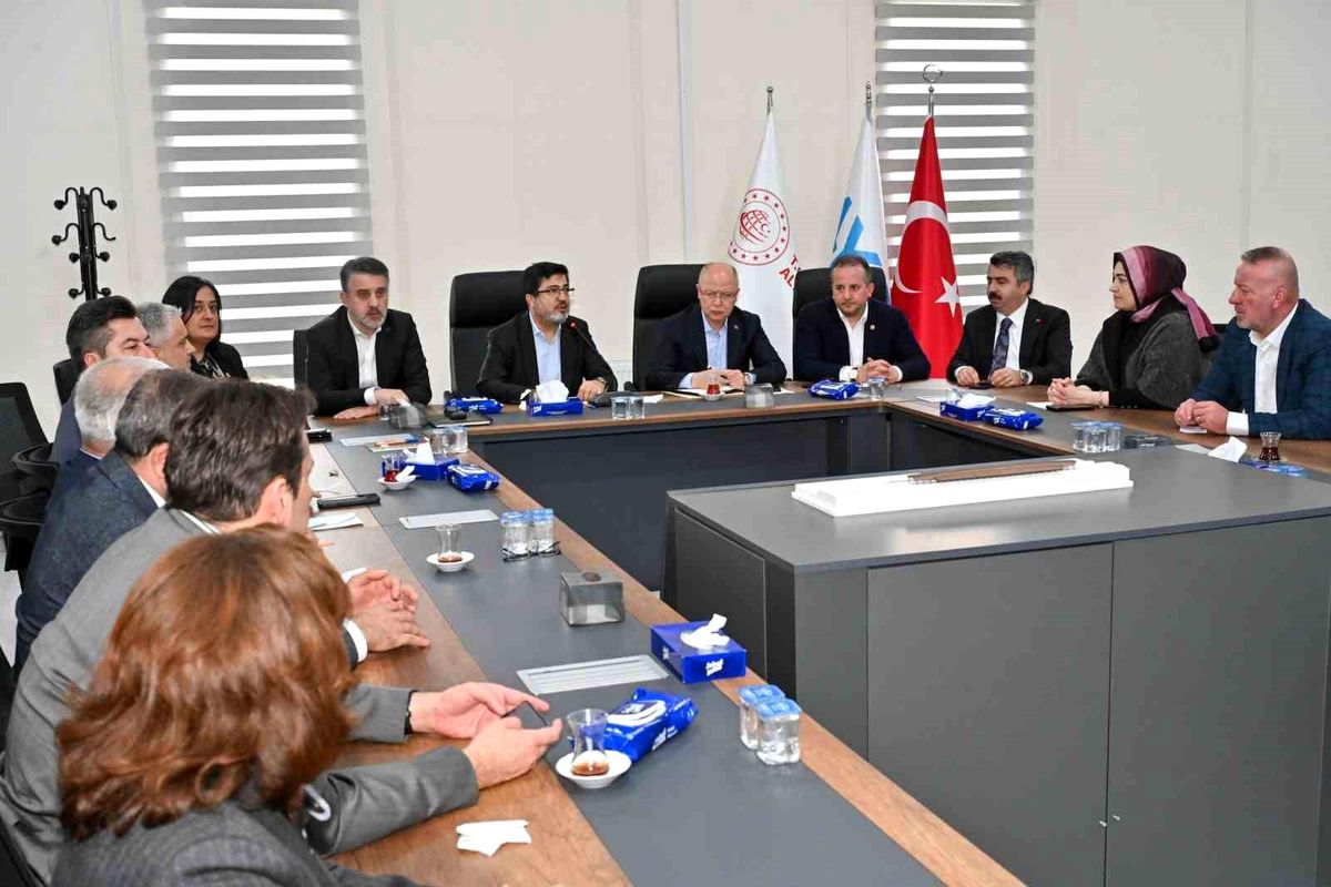 Bursa\'da yüksek hızlı tren hattının 2026 sonunda hizmete alınacağı açıklandı