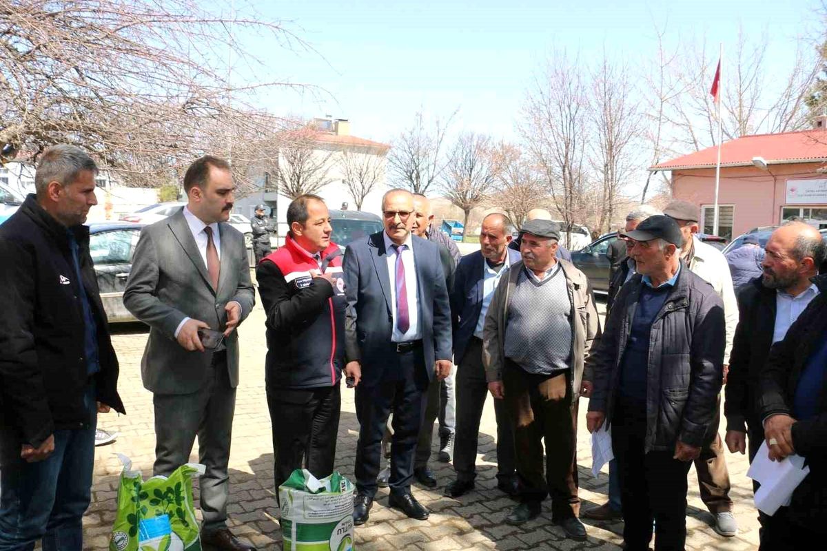 Çayırlı\'da 133 çiftçiye 10 ton yonca tohumu desteği