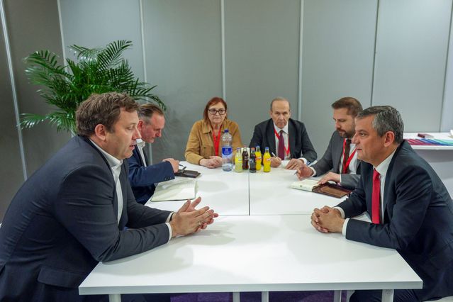 Özgür Özel İspanya’da Klingbeil ile Bir Araya Geldi