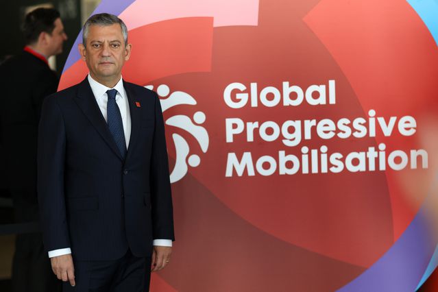 Özgür Özel'den Demokrasi Vurgusu