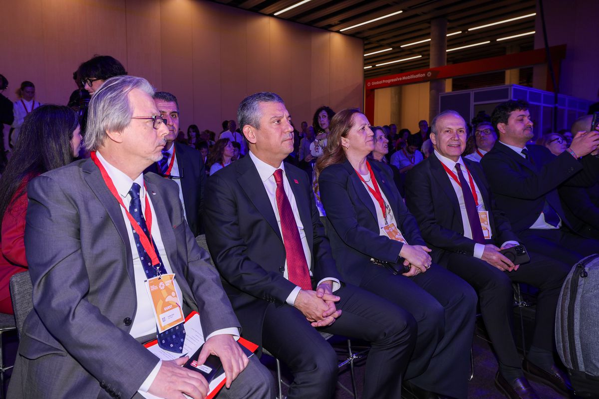 Özgür Özel İspanya\'da GPM Toplantısında