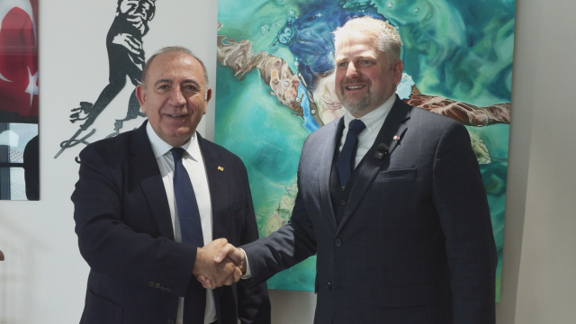 CHP'li Gürsel Tekin dünyada tanınmayan ülkenin cumhurbaşkanını ağırladı