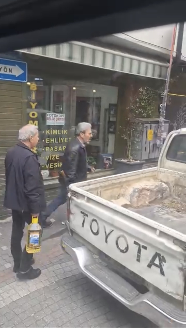 Elinde balta, ağzında küfür! Yolcu otobüsüne tehditler savurdu