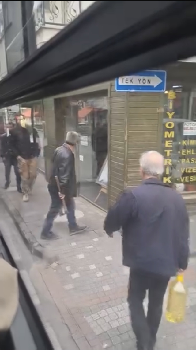 Elinde balta, ağzında küfür! Yolcu otobüsüne tehditler savurdu