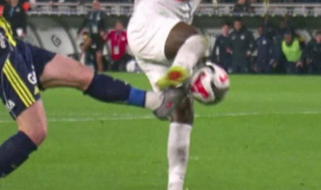 Fenerbahçe'nin yediği gol öncesi faul var mı? Otoriteler aynı yorumda birleşti