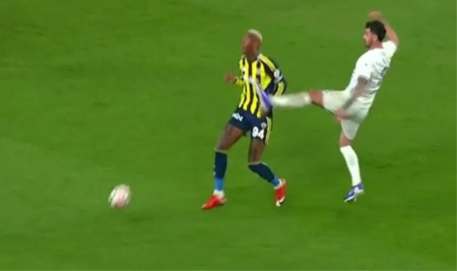 Fenerbahçe'nin yediği gol öncesi faul var mı? Otoriteler aynı yorumda birleşti