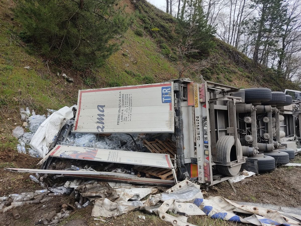 İnegöl\'de Freni Boşalan TIR Devrildi