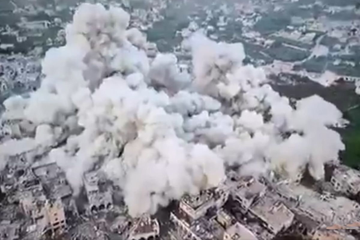 İsrail, Lübnan\'da koca mahalleyi havaya uçurdu