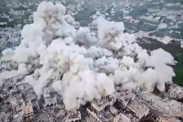 İsrail, Lübnan’da koca mahalleyi havaya uçurdu