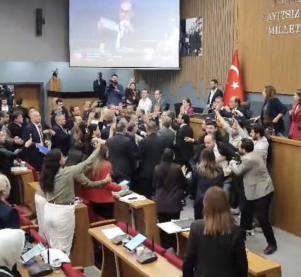 İzmir Büyükşehir Belediyesi Meclis Toplantısında arbede