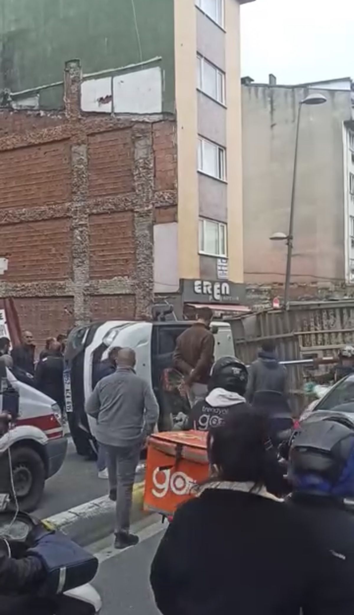 Kağıthane\'de Kamyon Devrildi