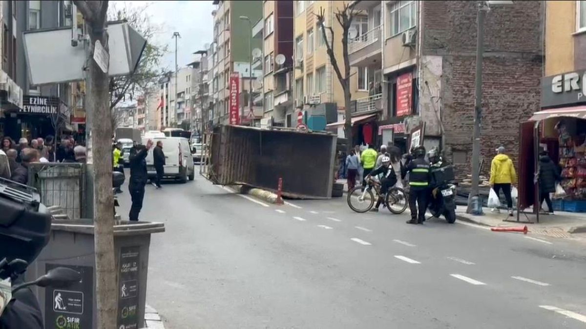 Kağıthane\'de Kamyon Devrildi