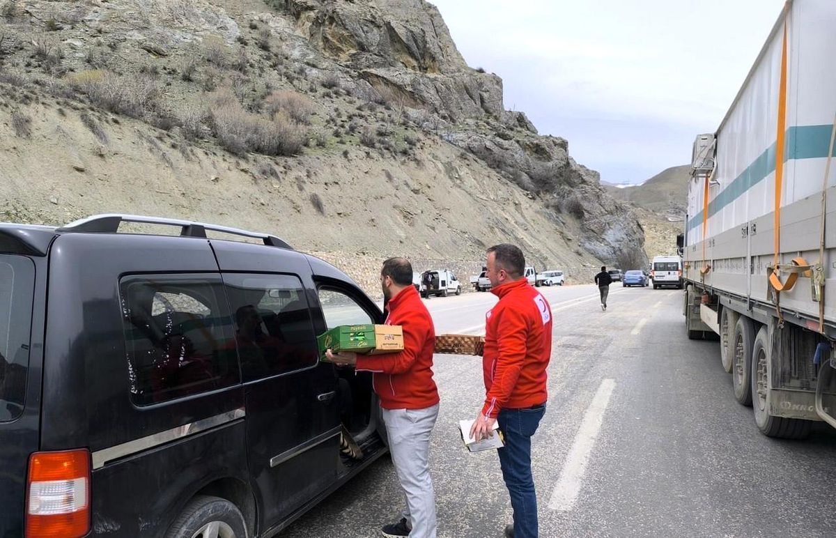 Hakkari-Van Yolunda Heyelan: Kızılay Kumanya Dağıttı