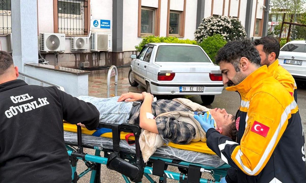 Adıyaman\'da Otomobil Elektrik Direğine Çarptı: 3 Yaralı