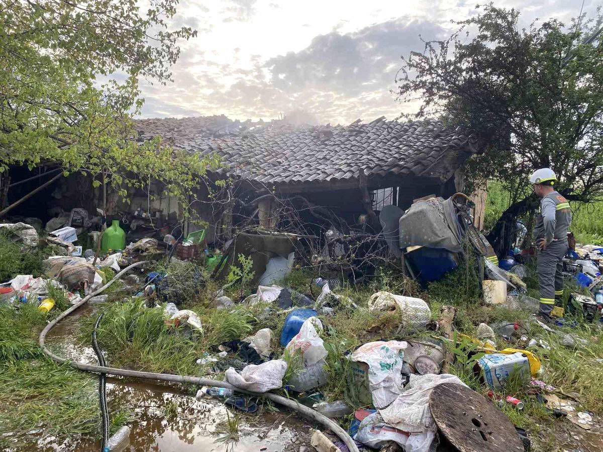 Manisa\'da ev yangını: 1 kişi hayatını kaybetti