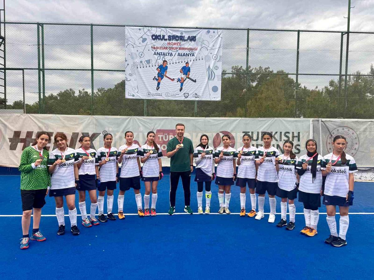 Vakıfbank Türkbirliği Ortaokulu Hokey Takımı Şampiyon