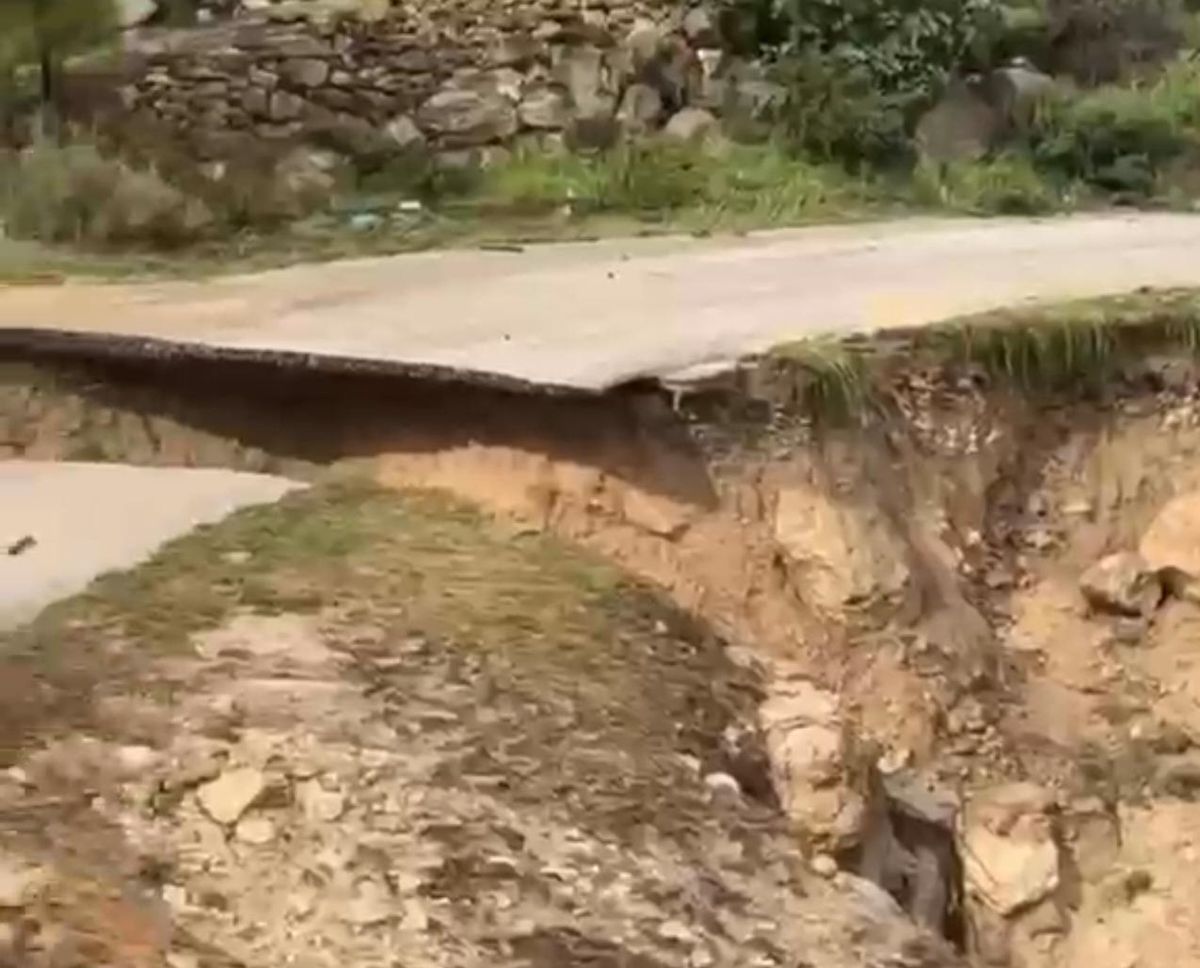 Mersin\'de Sağanak Sel, Yol Çöktü