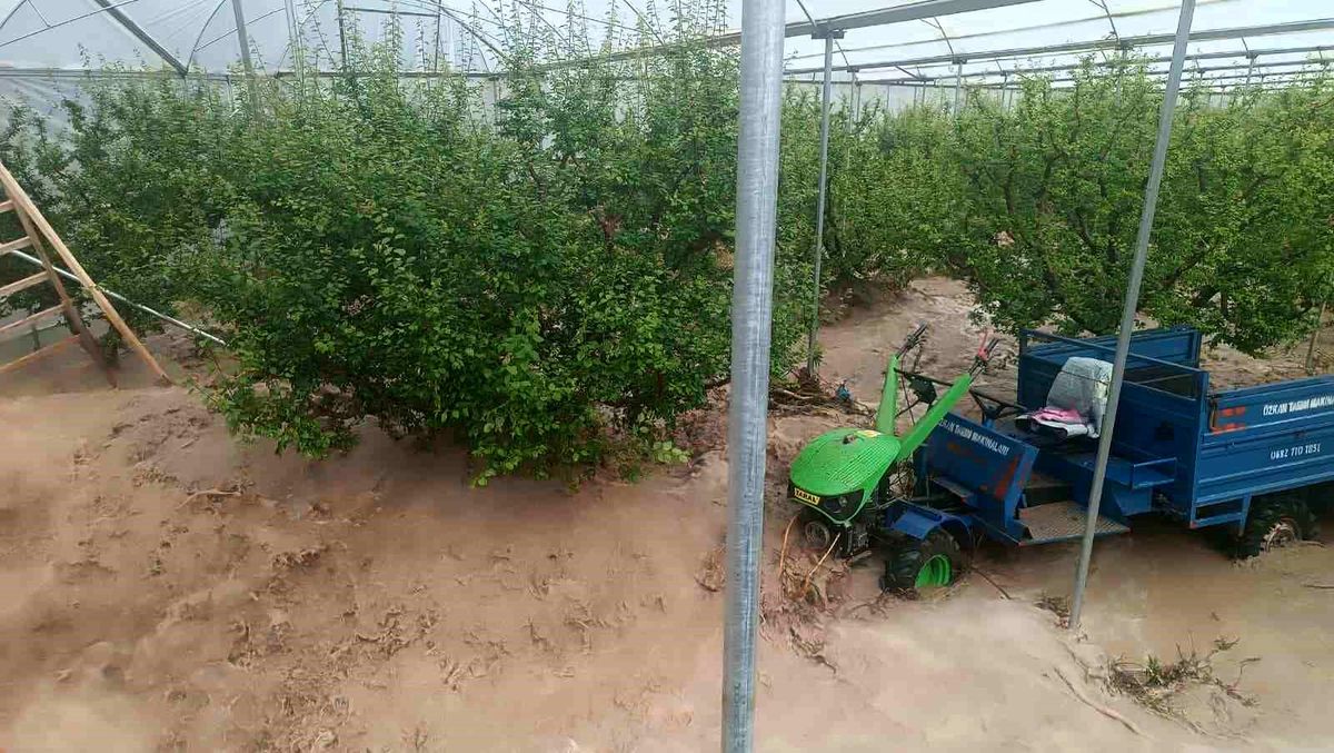 Silifke\'de Sağanak Yağış Hayatı Olumsuz Etkiledi