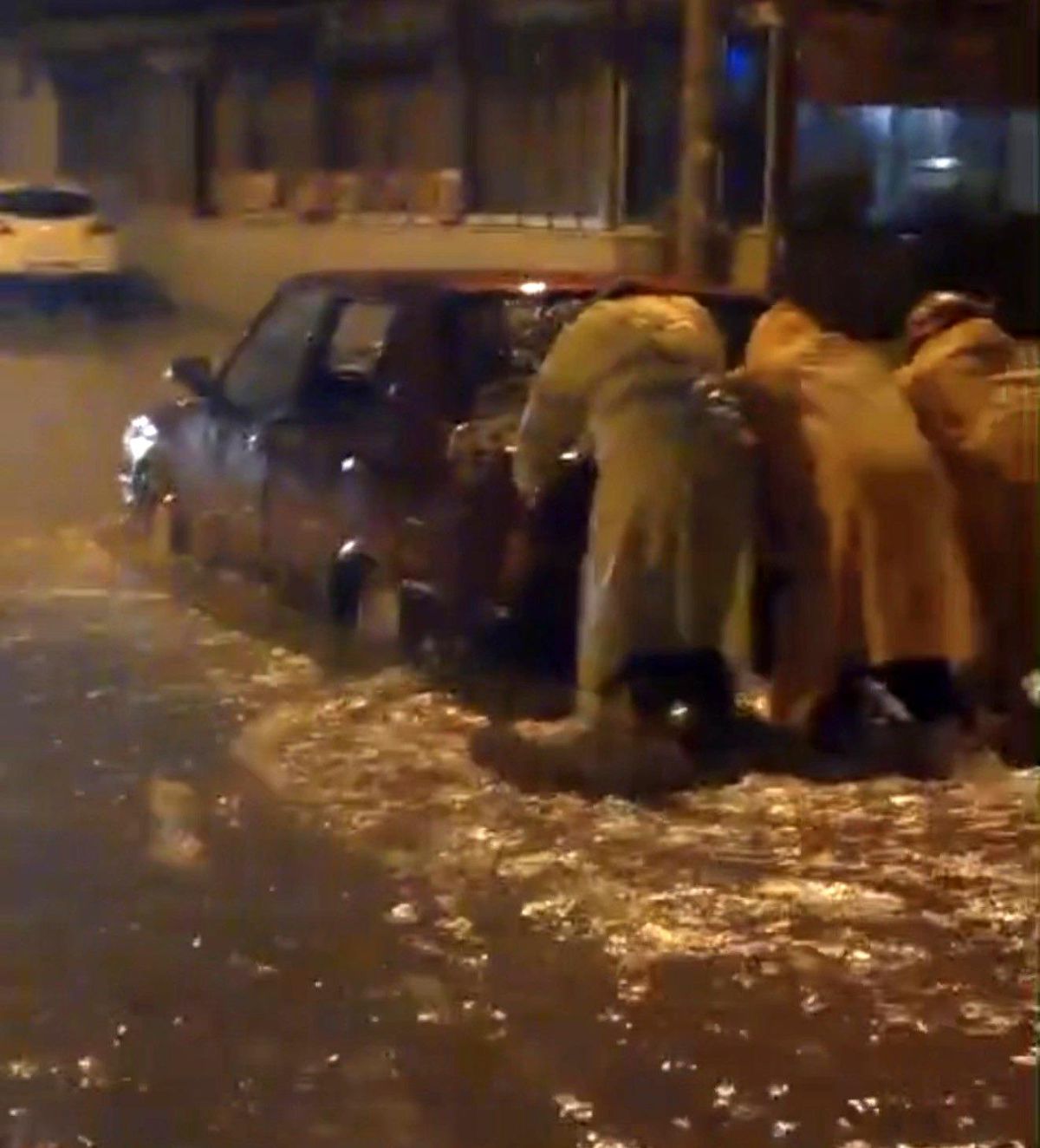 Adana\'da Mahsur Kalanlar Kurtarıldı