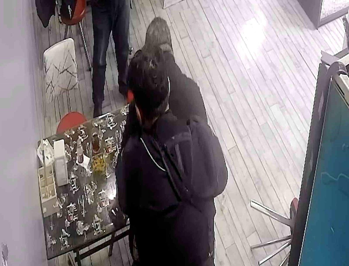 Nefes borusuna çilek takılan döner ustasını kurye kurtardı