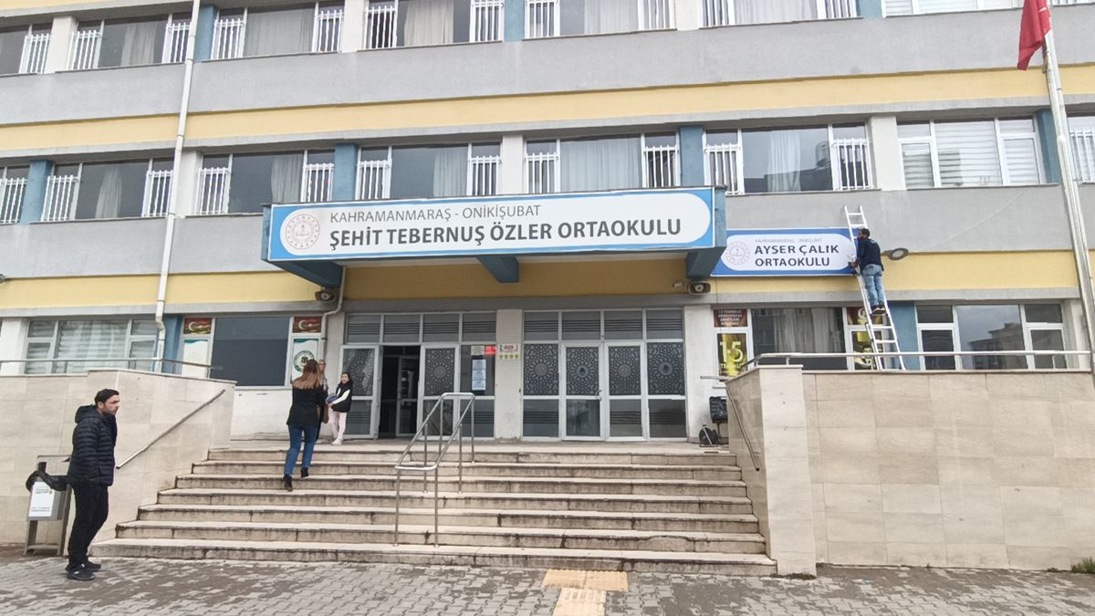 Okuldaki saldırıda silah seslerini duyan öğrenciler, sıraları siper yapmış
