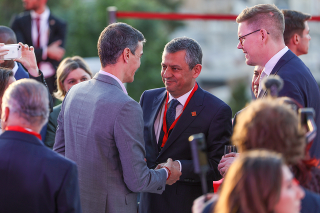 Özgür Özel, Barselona'da Sanchez ile bir araya geldi