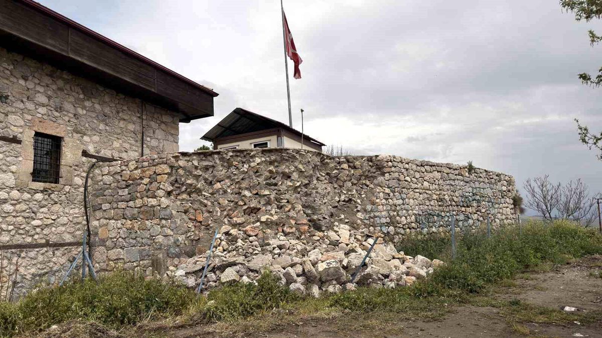 Zile Kalesi\'nde Çökme Tehlikesi