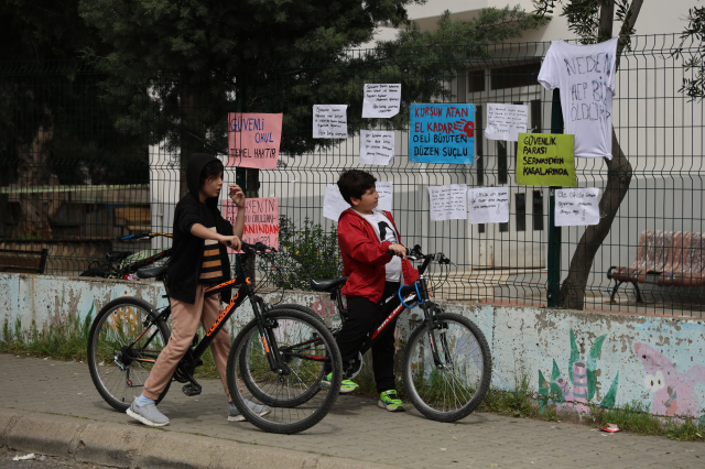 Nöbetçi öğretmen diğer öğrencileri kurtarmak için 