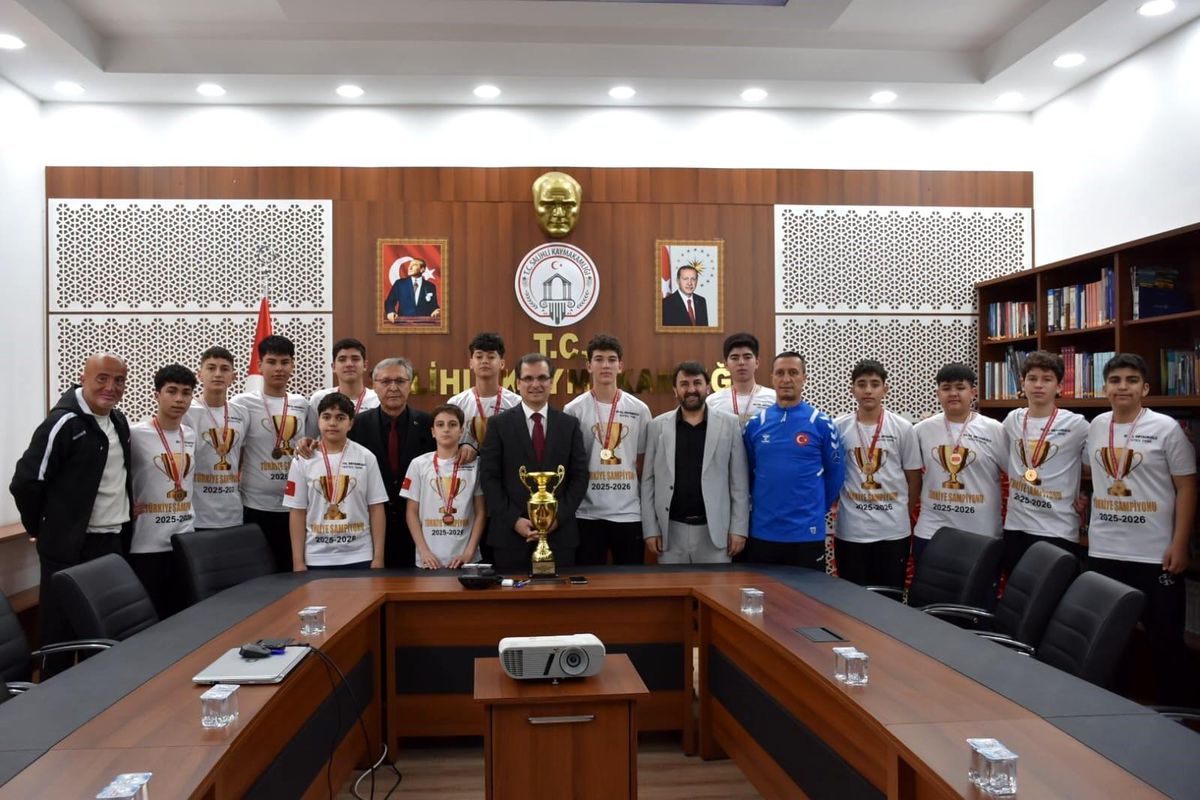 50. Yıl Ortaokulu Hentbolda Türkiye Şampiyonu Oldu