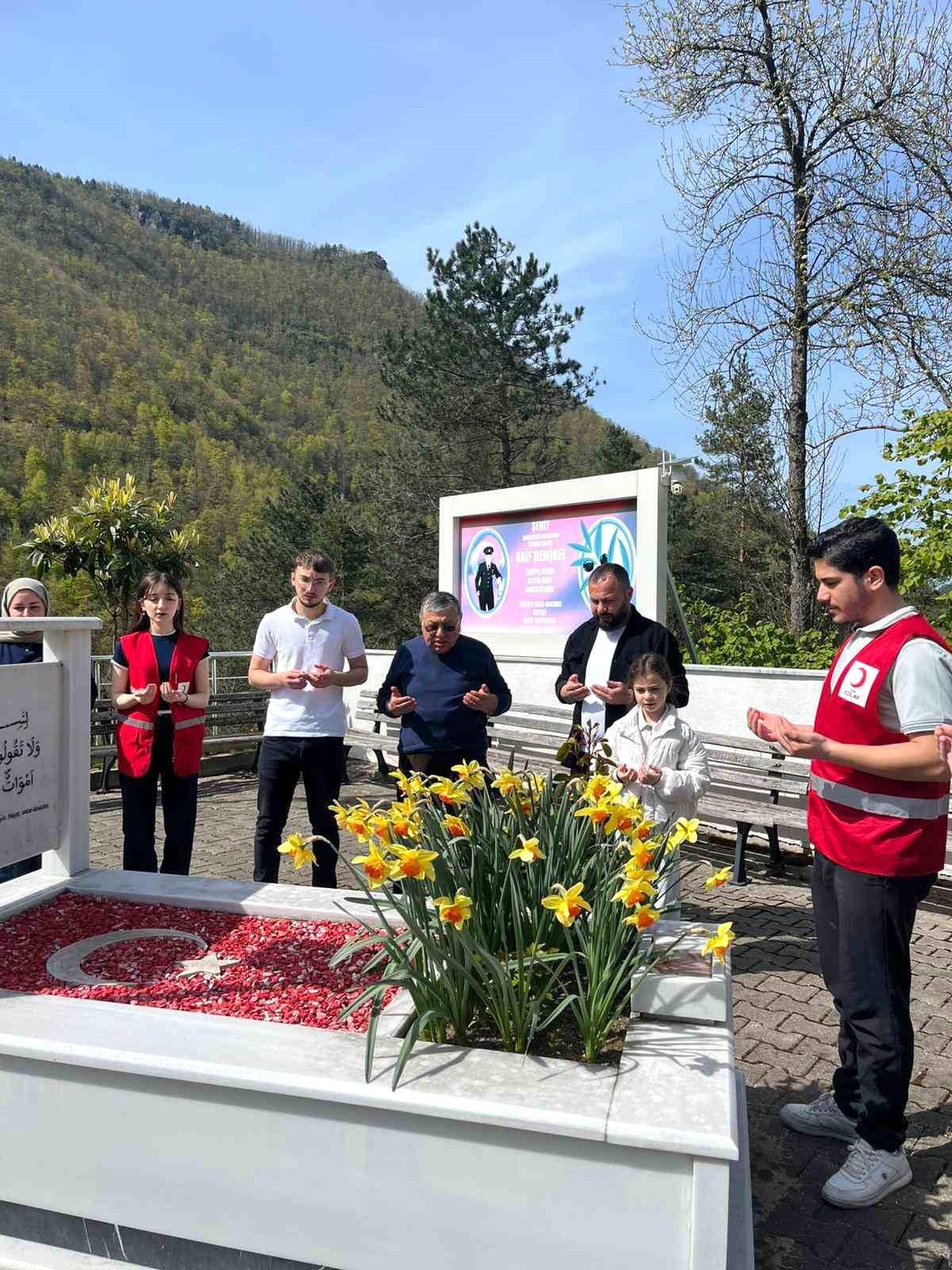 Şehit Jandarma Uzman Arif Demirel, kabri başında anıldı