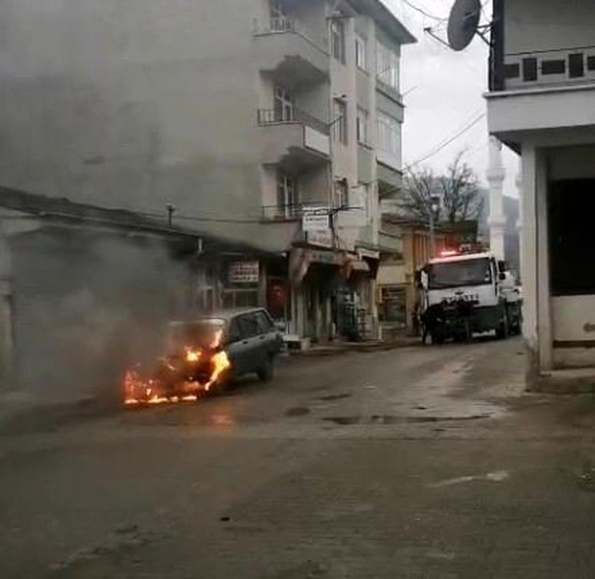 Seyir halindeki otomobil alev alev yandı