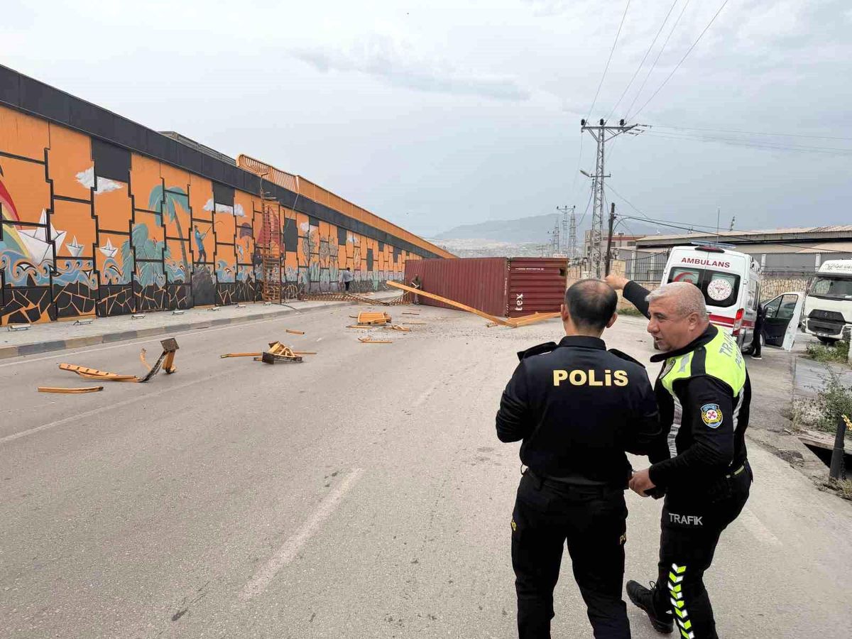 İskenderun\'da Fırtına, Tırın Kontainerini Uçurdu