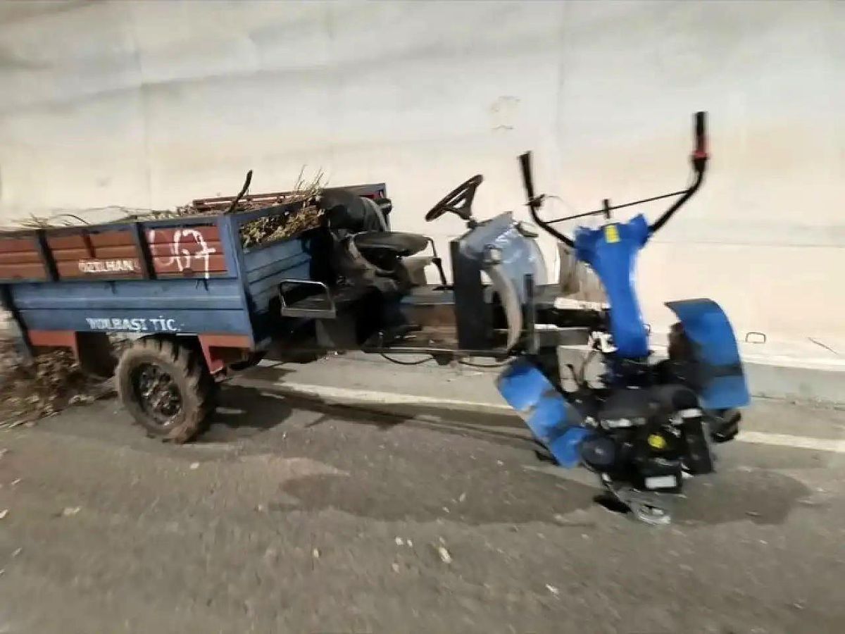 Siirt\'te Otomobil ile Tarım Aracı Çarpıştı