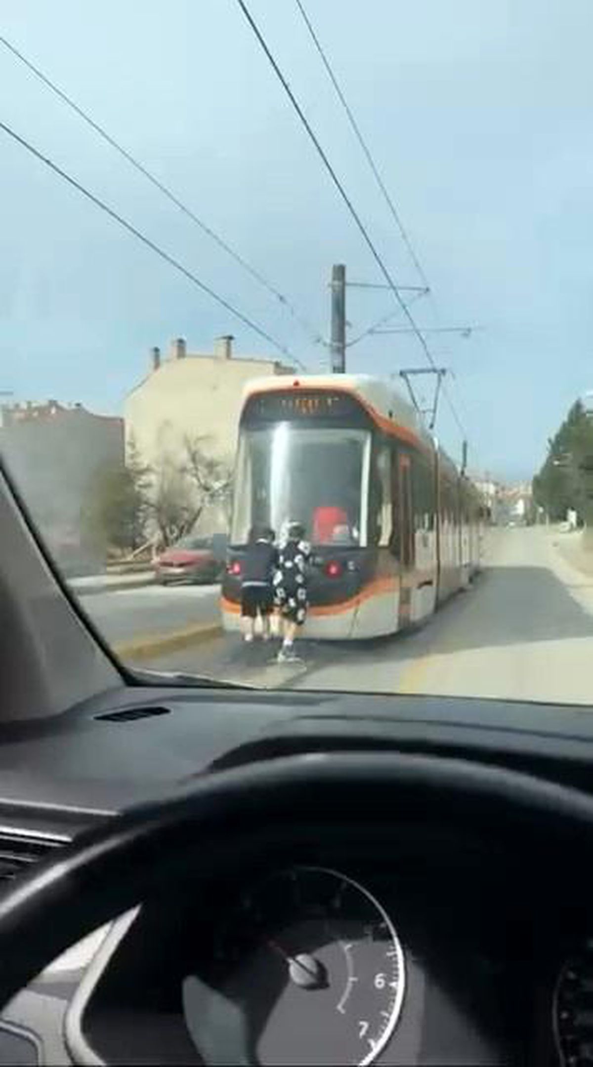 Eskişehir\'de Tehlikeli Patenli Yolculuk