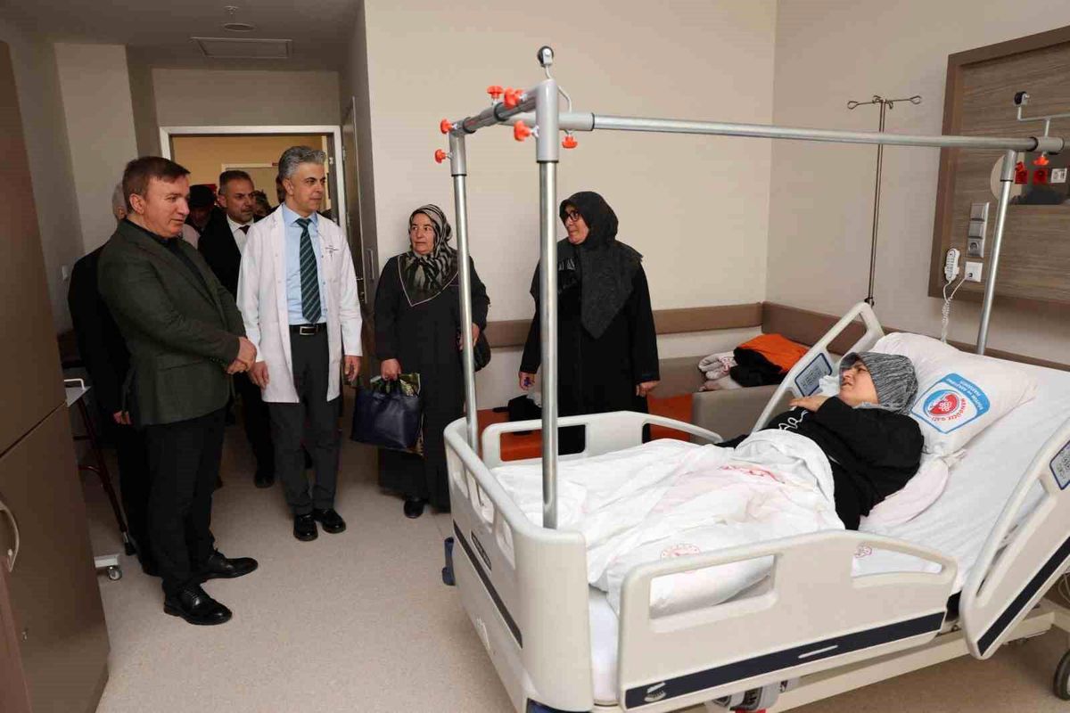 Vali Aydoğdu Hastaları Ziyaret Etti