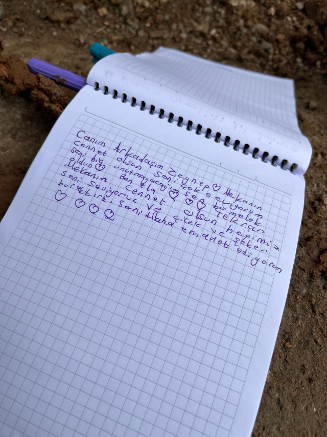 Yan yana toprağa verilen 4 öğrencinin mezarında yürek yakan not