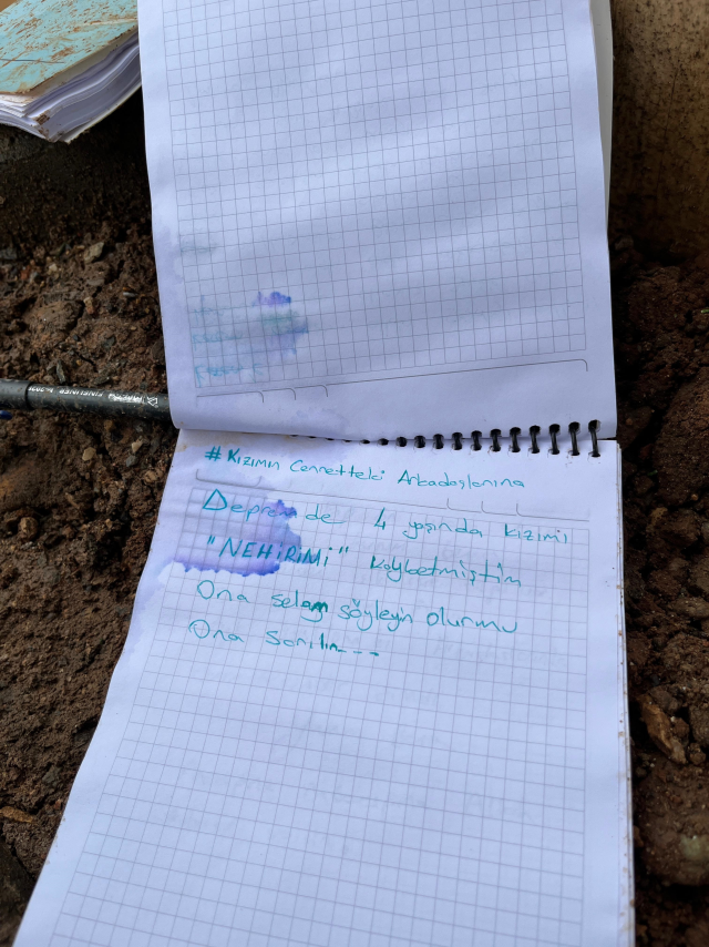 Yan yana toprağa verilen 4 öğrencinin mezarında yürek yakan not