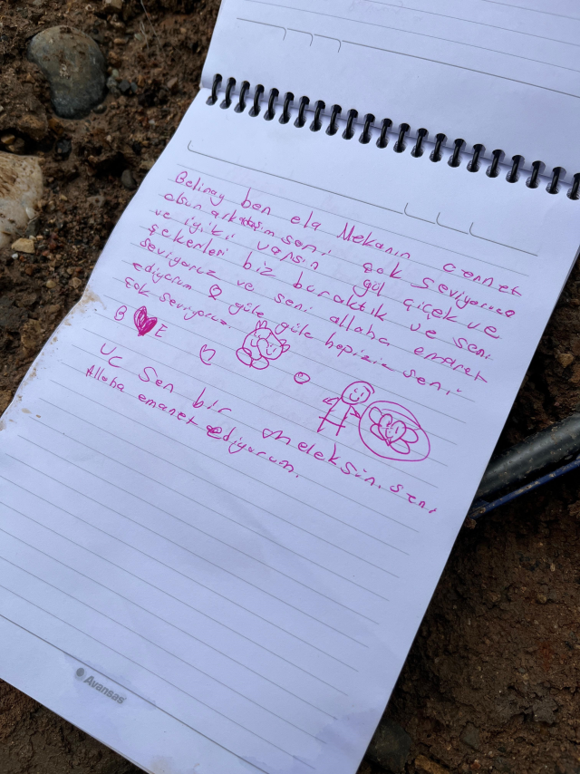 Yan yana toprağa verilen 4 öğrencinin mezarında yürek yakan not