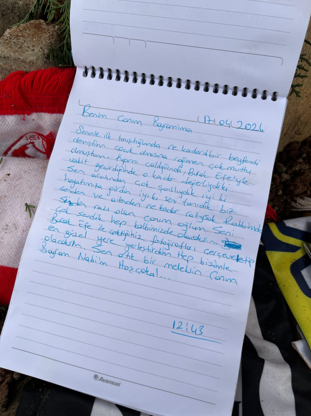 Yan yana toprağa verilen 4 öğrencinin mezarında yürek yakan not