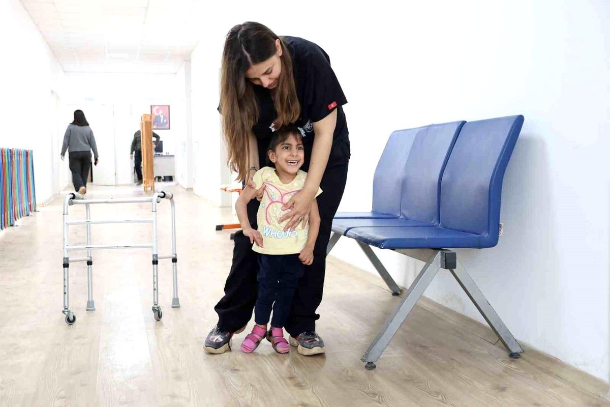 Ada Su\'nun 2 yıl süren fizik tedaviyle ilk adımlarını atması yürekleri ısıttı