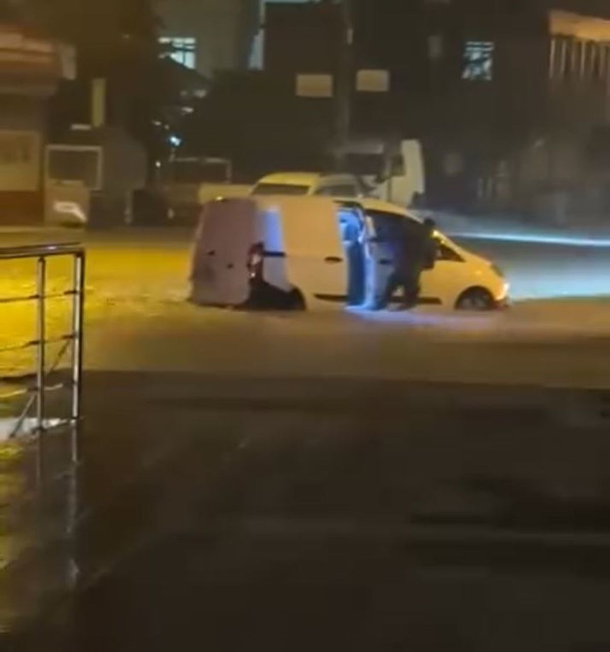 Adana\'da Şiddetli Yağış: Minibüste Mahsur Kalan Çocuklar Kurtarıldı