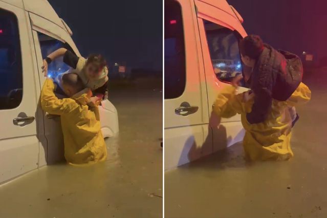 Adana sular altında kaldı! Minibüste mahsur kalan çocuklar böyle kurtarıldı