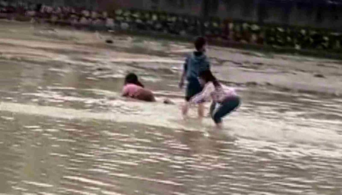Çocukların sel sularında tehlikeli oyunu