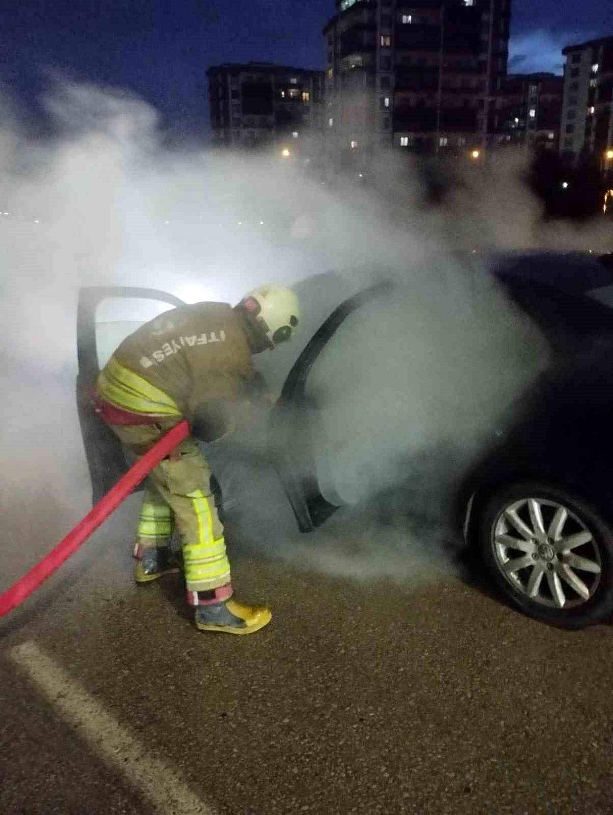 Hatay\'da Otomobil Yangını Kontrol Altına Alındı