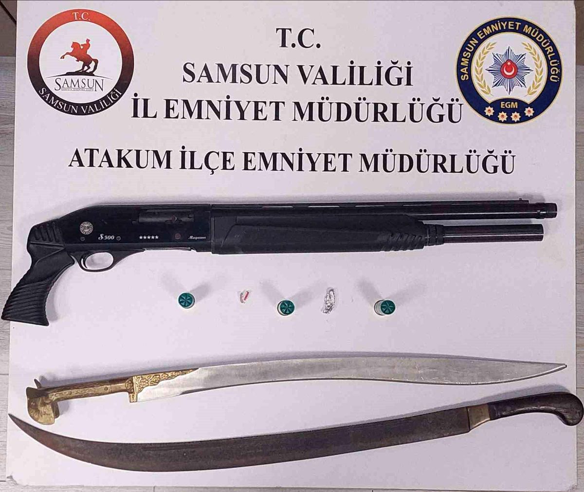 Atakum\'da ruhsatsız silah ve kılıç ele geçirildi