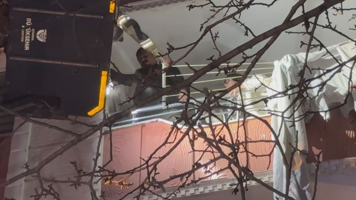 Avcılar\'da Yangın: 20 Kişi Kurtarıldı