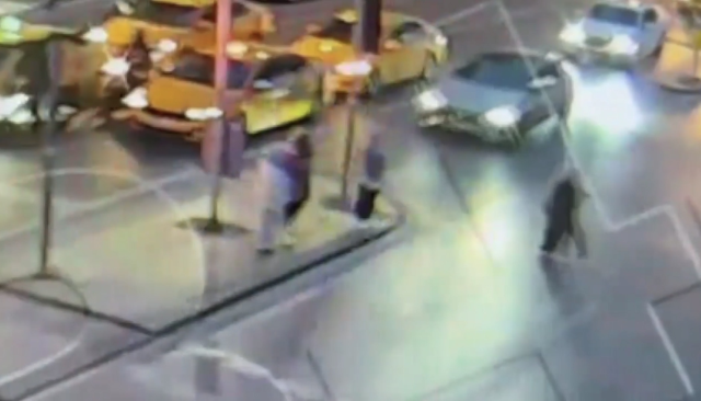 Bayılan sürücü direğe çarptı, direk yayayı ezdi! Yaşam savaşı veriyor