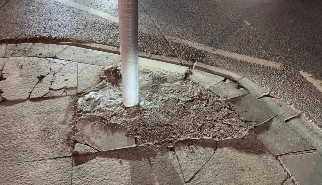 Bayılan sürücü direğe çarptı, direk yayayı ezdi! Yaşam savaşı veriyor